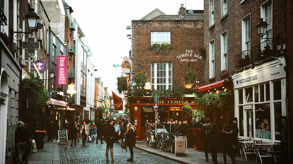 street in ireland with people and the temple bar pub
