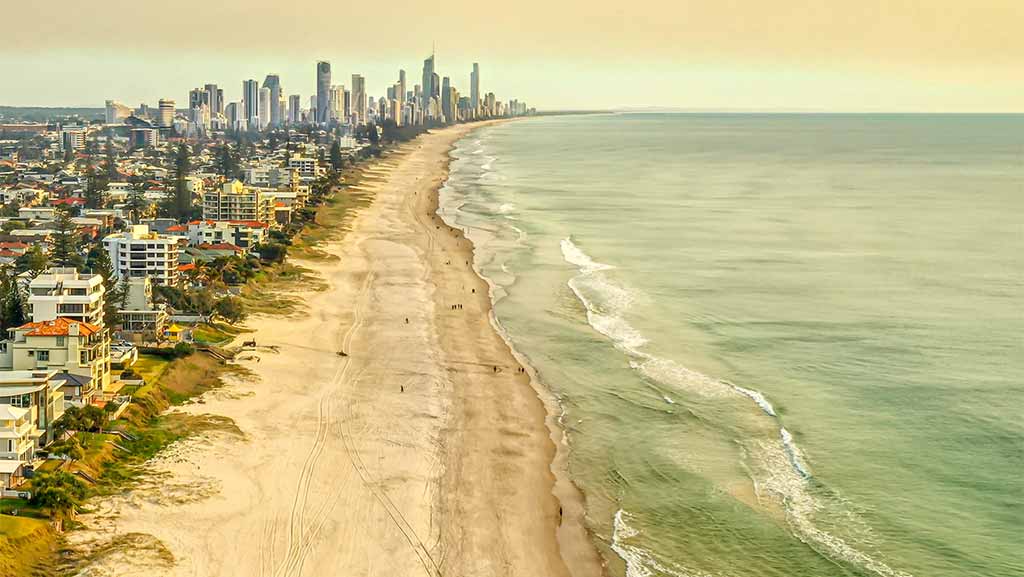 surfer paradis and the beahc in queensland australia