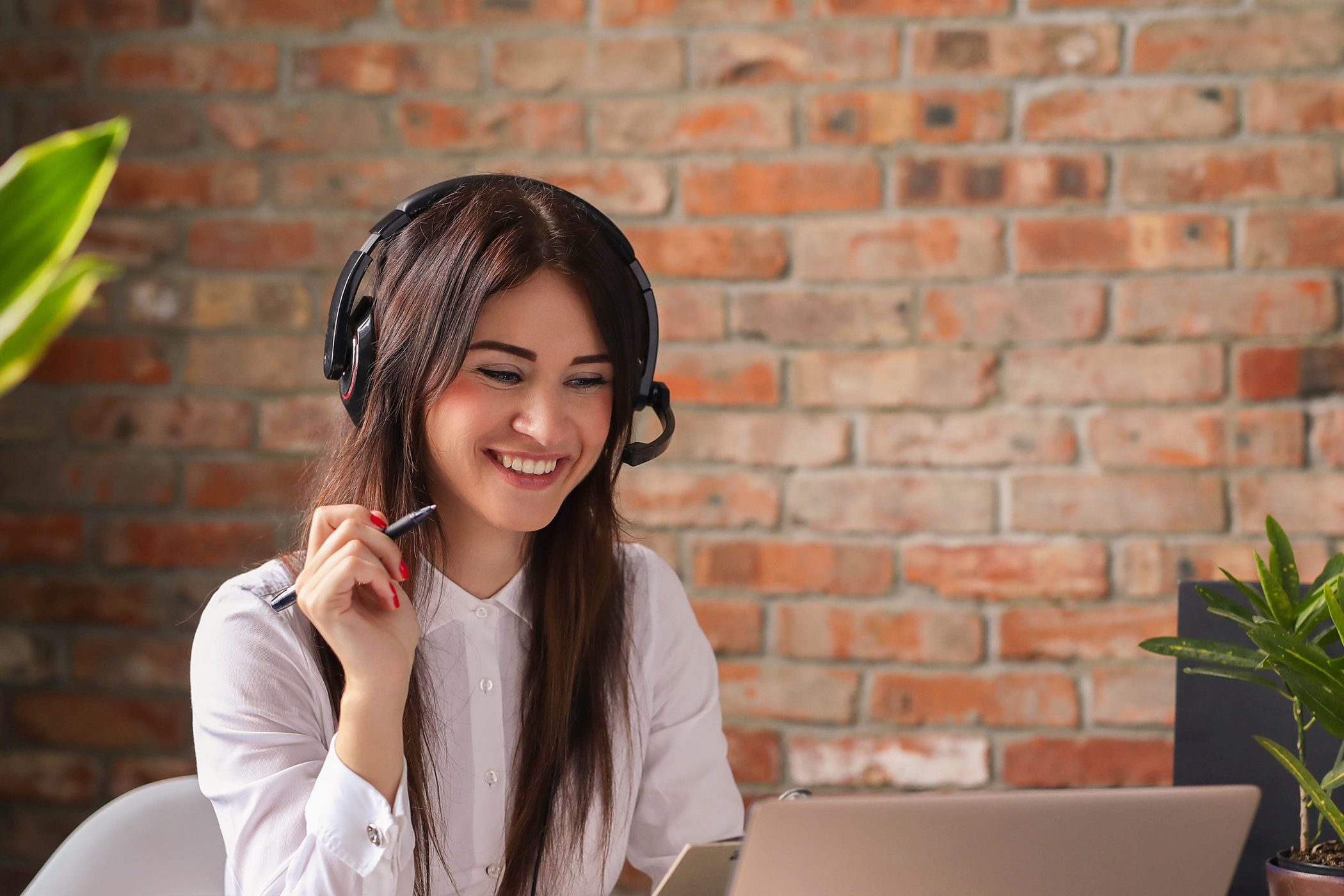 Home Relocation Consultant having a video survey